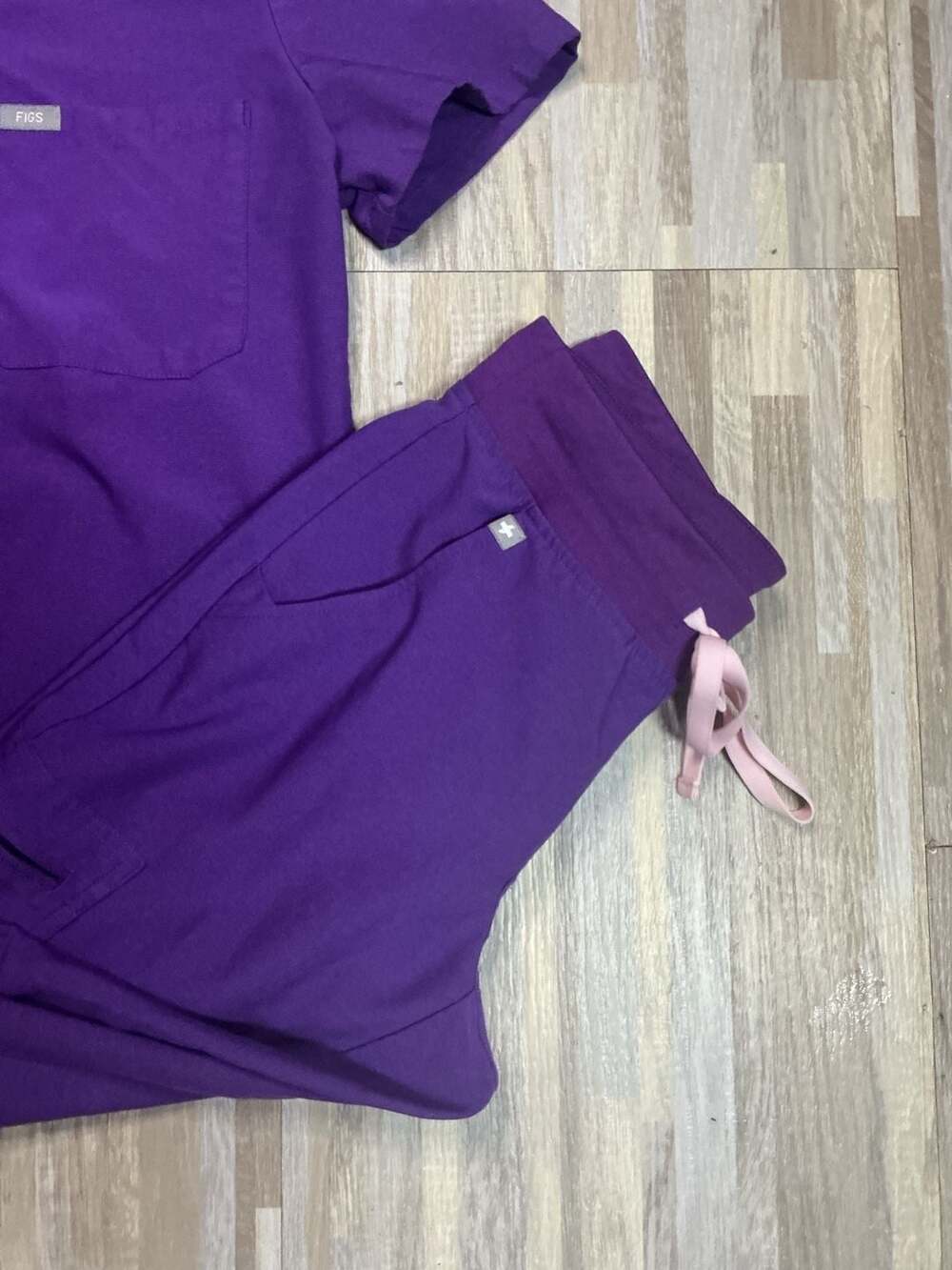 FIGS Discontinued Ultra Violet Women's Scrub Set Catarina top Zamora joggers - Picture 3 of 11